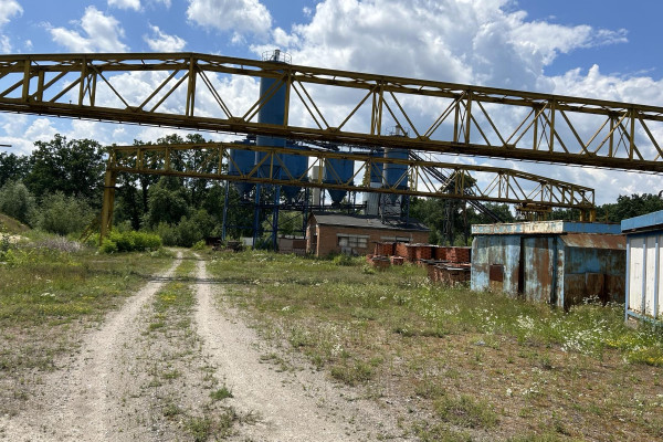 Land plot of 14 hectares with a warehouse of 3500 m2 and a concrete plant in the Kyiv region for sale