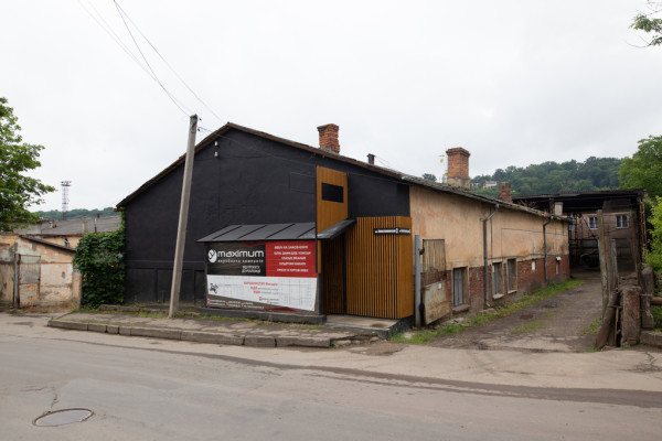 Продається група комерційних приміщень 4690 м2 у м. Чернівці біля залізничного вокзалу