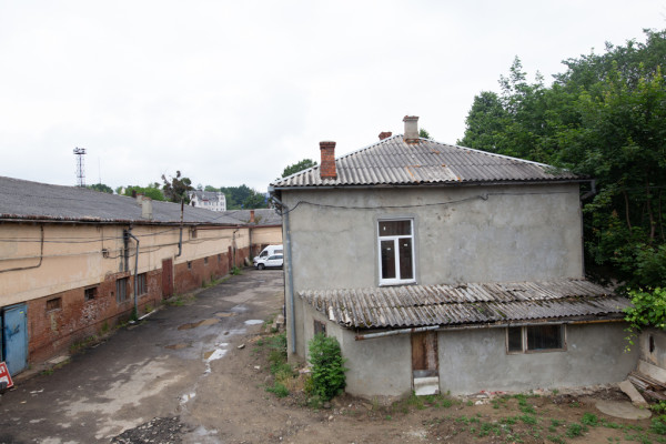 Продається група комерційних приміщень 4690 м2 у м. Чернівці біля залізничного вокзалу