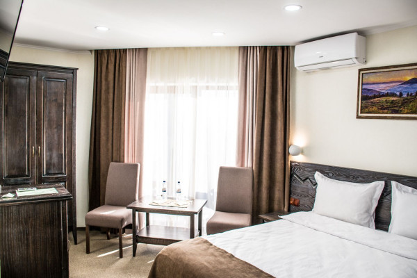 Hotel "Synevyrskiy Pereval" in Transcarpathia for sale