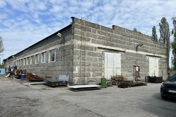 Продаж виробничого комплексу 2250 м2 з ділянкою 1,5 га у м. Українка, Обухівський район