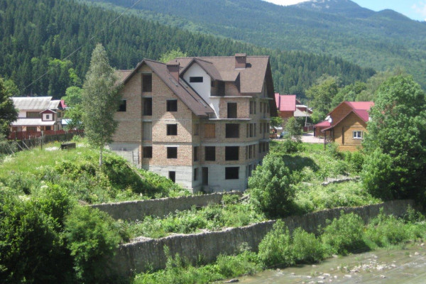 Гостиница 1474 м2 фасад трасса Н09 курорт Буковель 14 км