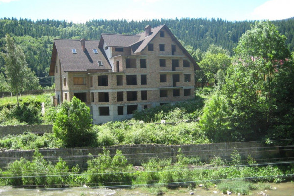 Гостиница 1474 м2 фасад трасса Н09 курорт Буковель 14 км