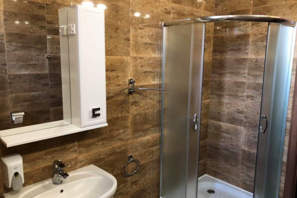 Современное кафе с бильярдным залом и гостиничными номерами в Белгороде-Днестровском