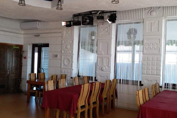 Современное кафе с бильярдным залом и гостиничными номерами в Белгороде-Днестровском