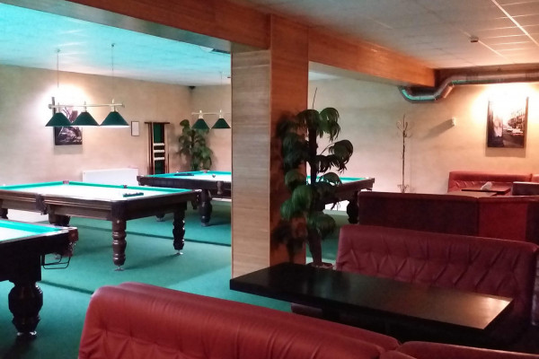 Современное кафе с бильярдным залом и гостиничными номерами в Белгороде-Днестровском