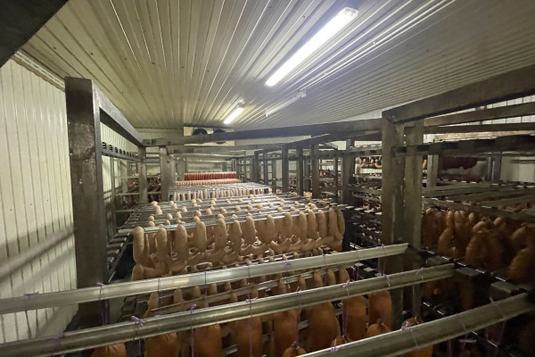 Продажа бизнеса: современное мясо-колбасное производство, сеть из 40+ магазинов у дома, логистика и сбыт