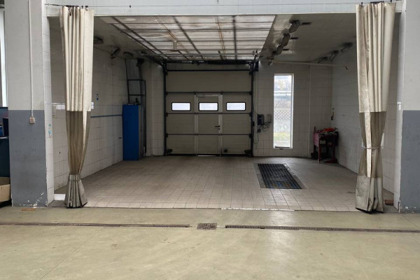 Service station with car showroom and office 3550 m2 in Kyiv for sale