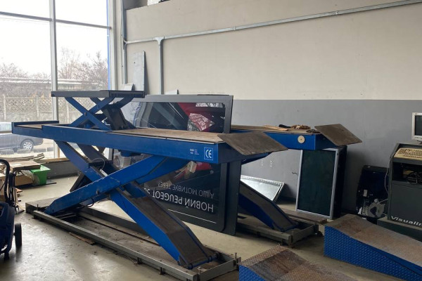 Service station with car showroom and office 3550 m2 in Kyiv for sale