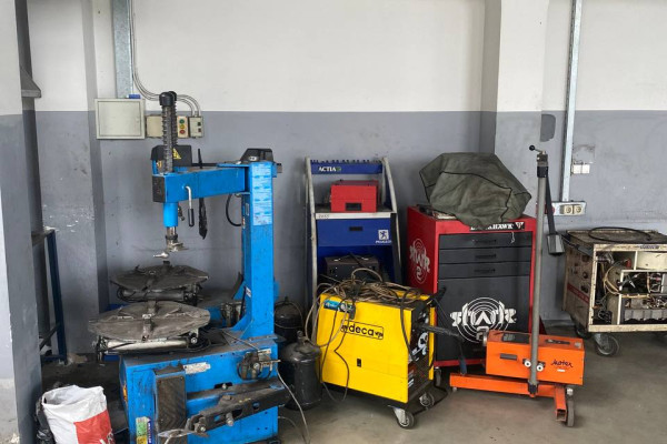 Service station with car showroom and office 3550 m2 in Kyiv for sale