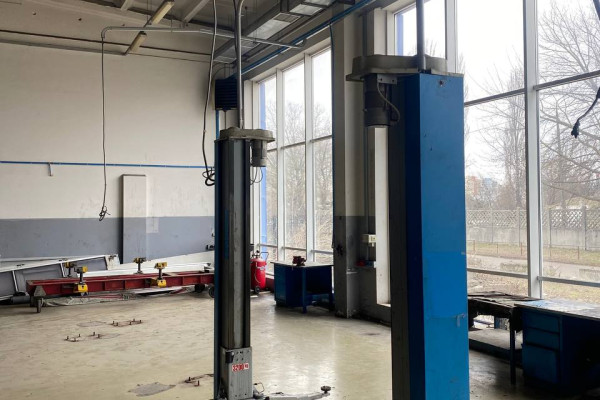 Service station with car showroom and office 3550 m2 in Kyiv for sale