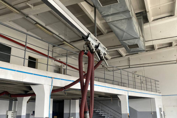 Service station with car showroom and office 3550 m2 in Kyiv for sale