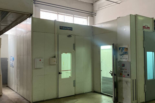 Service station with car showroom and office 3550 m2 in Kyiv for sale