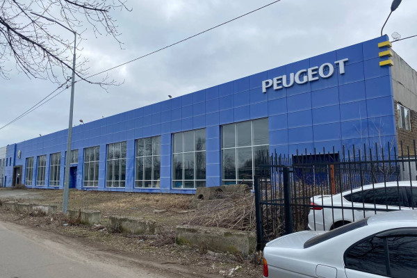 Service station with car showroom and office 3550 m2 in Kyiv for sale