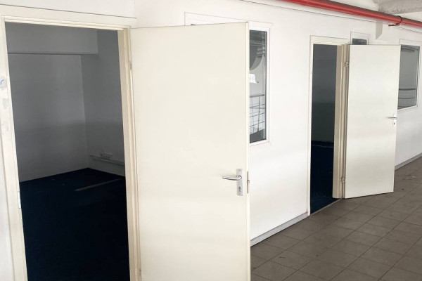 Service station with car showroom and office 3550 m2 in Kyiv for sale