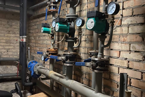 Service station with car showroom and office 3550 m2 in Kyiv for sale