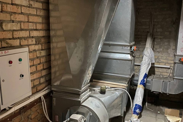 Service station with car showroom and office 3550 m2 in Kyiv for sale