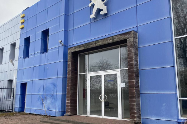 Service station with car showroom and office 3550 m2 in Kyiv for sale