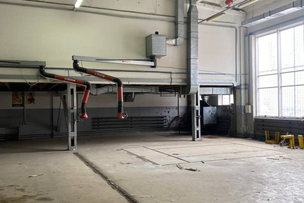 Service station with car showroom and office 3550 m2 in Kyiv for sale