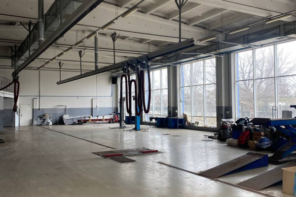 Service station with car showroom and office 3550 m2 in Kyiv for sale