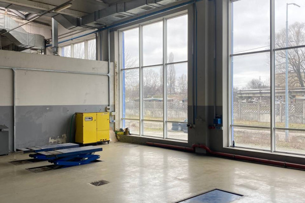 Service station with car showroom and office 3550 m2 in Kyiv for sale