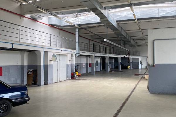 Service station with car showroom and office 3550 m2 in Kyiv for sale