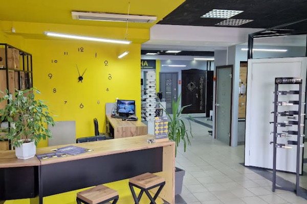 Продаж салону-магазину "ДВЕРІ+ВІКНА" у м. Чернігів