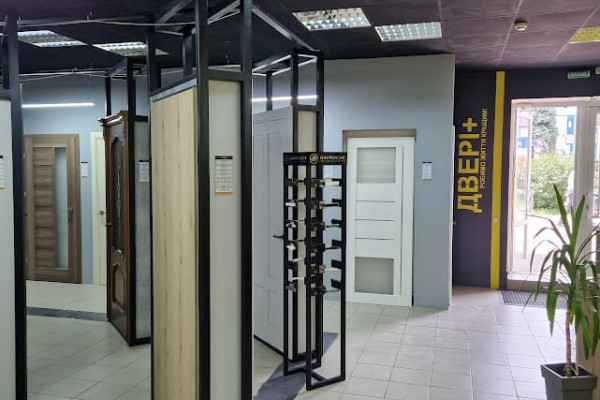 Продаж салону-магазину "ДВЕРІ+ВІКНА" у м. Чернігів