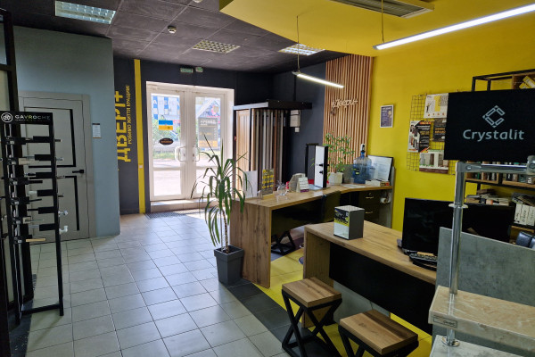 Продаж салону-магазину "ДВЕРІ+ВІКНА" у м. Чернігів