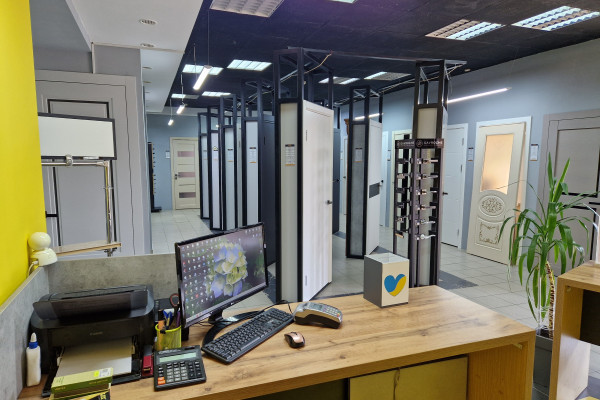 Продаж салону-магазину "ДВЕРІ+ВІКНА" у м. Чернігів