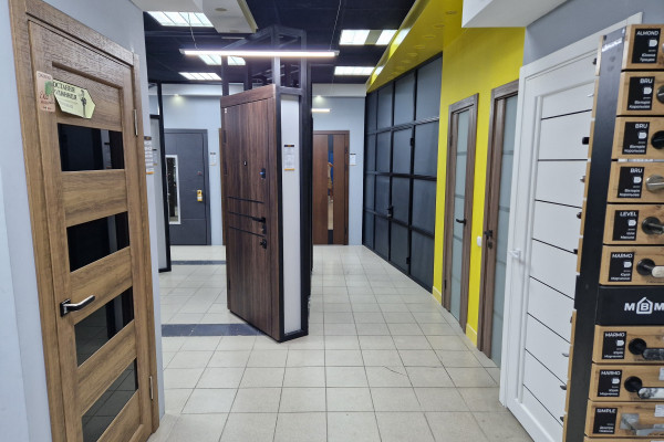Продаж салону-магазину "ДВЕРІ+ВІКНА" у м. Чернігів