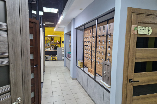 Продаж салону-магазину "ДВЕРІ+ВІКНА" у м. Чернігів