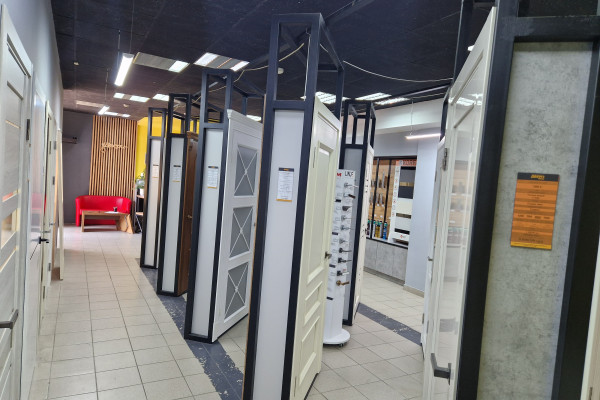 Продаж салону-магазину "ДВЕРІ+ВІКНА" у м. Чернігів