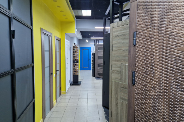 Продаж салону-магазину "ДВЕРІ+ВІКНА" у м. Чернігів