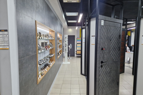 Продаж салону-магазину "ДВЕРІ+ВІКНА" у м. Чернігів