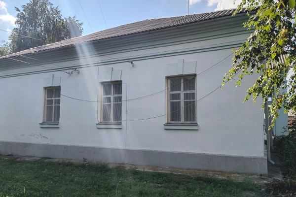 Продажа офисного здания 245 м² с дополнительным участком 0.45 га у трассы Н07 Киев–Сумы