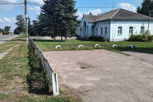 Продажа офисного здания 245 м² с дополнительным участком 0.45 га у трассы Н07 Киев–Сумы