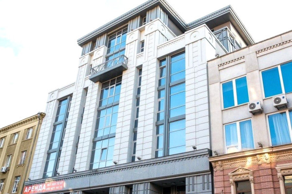 Продаж офісної будівлі 4 855 м2 з орендарями в Дніпрі