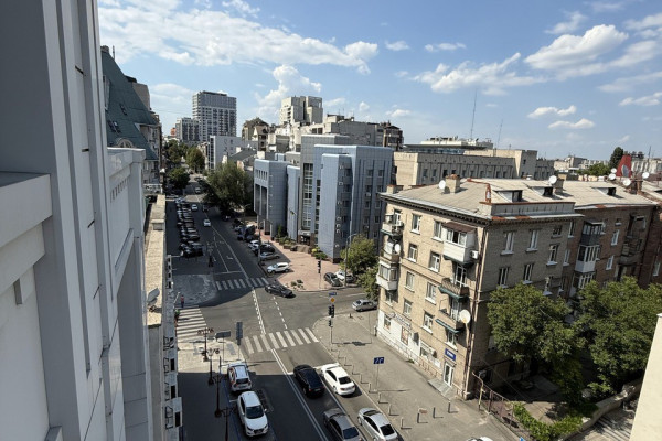 Продажа офисного здания 4 855 м² с арендаторами в Днепре