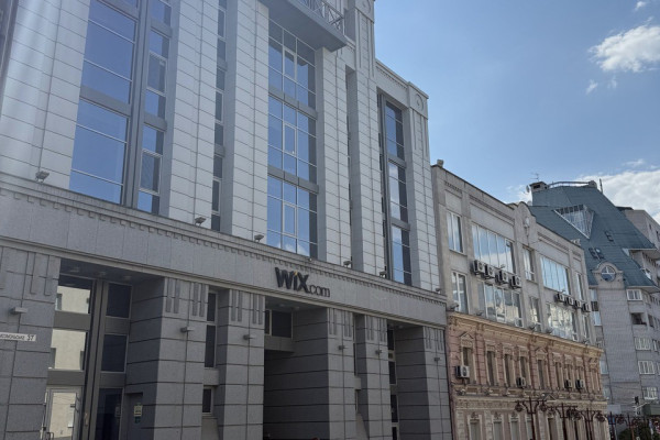 Продажа офисного здания 4 855 м² с арендаторами в Днепре