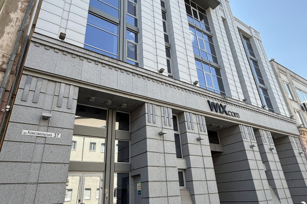 Продажа офисного здания 4 855 м² с арендаторами в Днепре