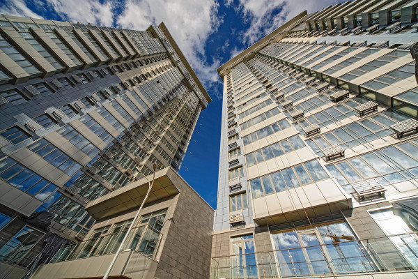 Продажа земельного участка 0,7 га с отдельно стоящим зданием 7000 м2 в центре Киева