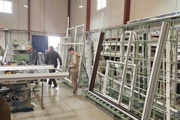 Продажа производства металлопластиковых и алюминиевых окон в Испании