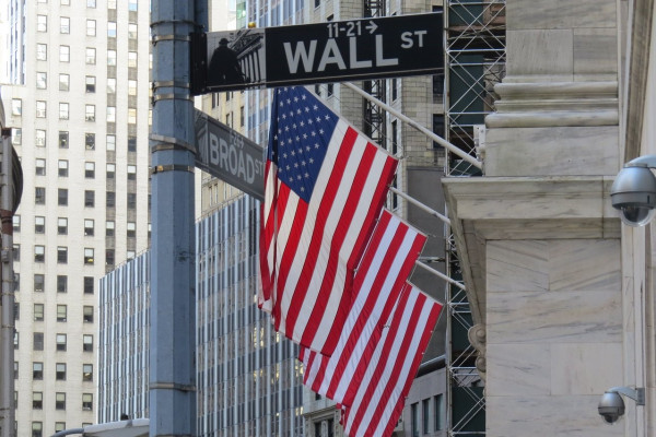 Чистые активы фондов акций США во втором квартале рекордно сократились на $2 трлн