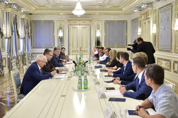 Poroshenko promises IT community better business climate  