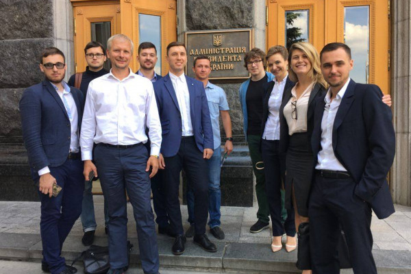 Poroshenko promises IT community better business climate  