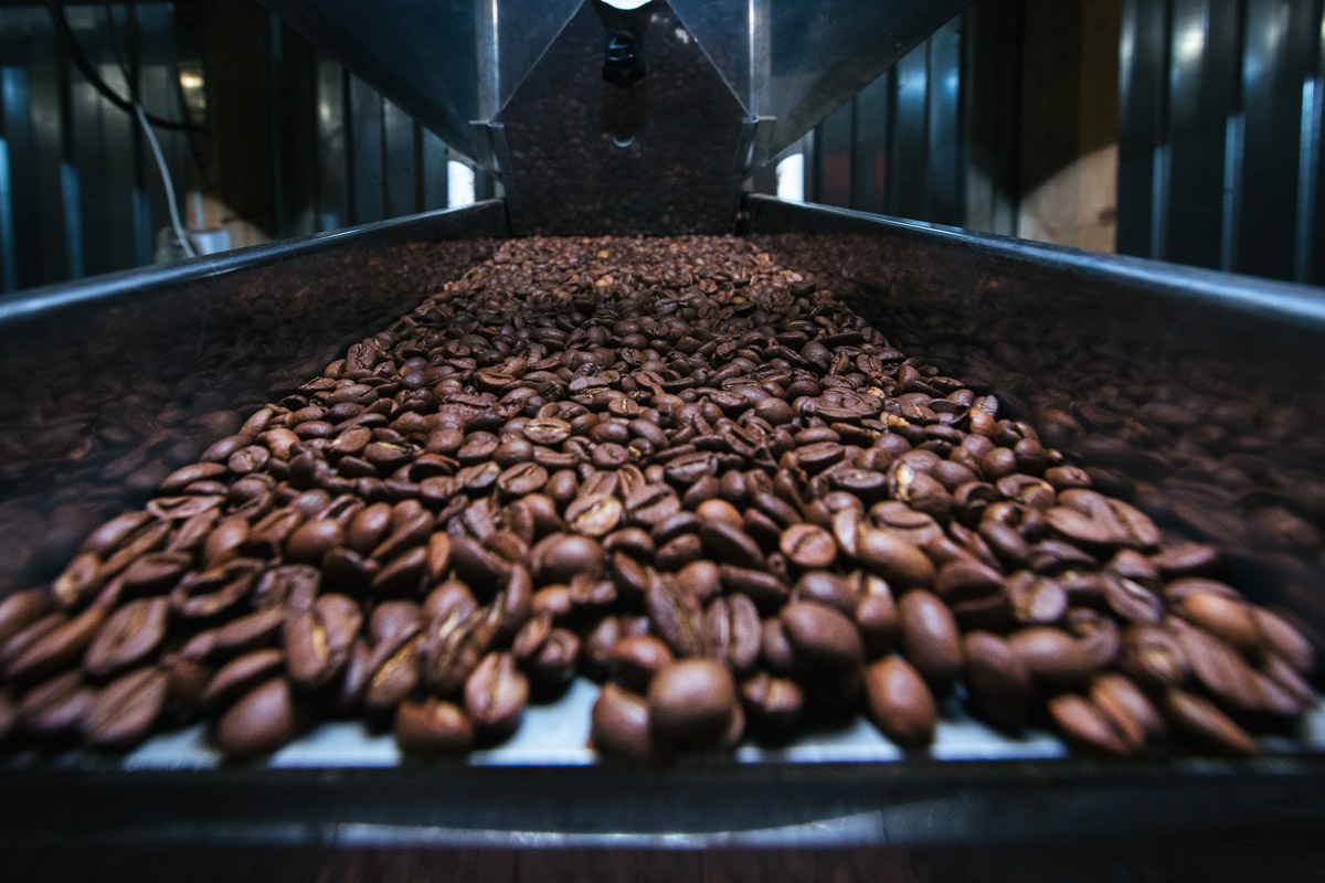 Лучшая обжарка кофе. Кофе в зернах. Обжарка кофе. Производство кофе. Кофе зерновой производители.