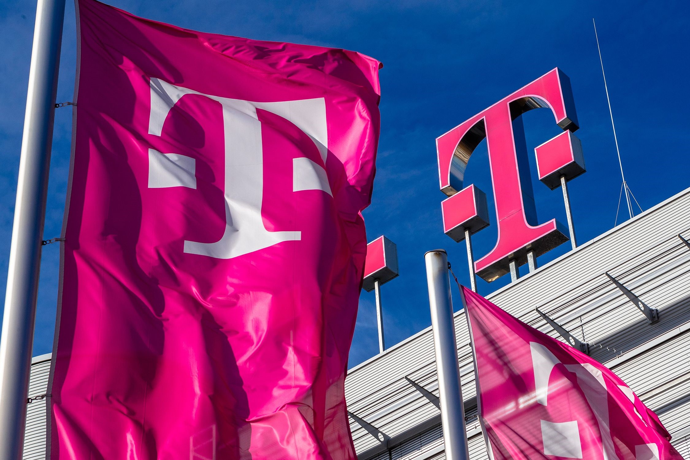 Германия продает акции Deutsche Telekom на €2,5 млрд